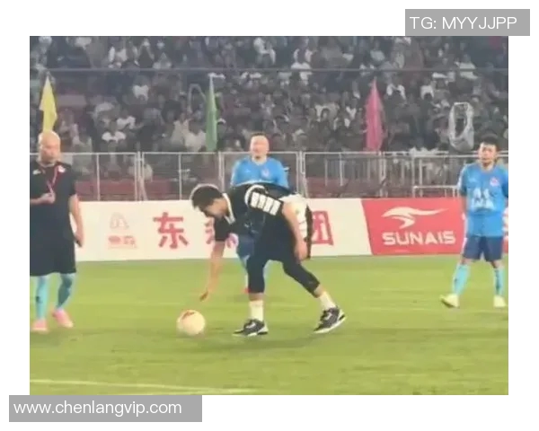 足球明星挑战极限踢木板赛场展现惊人技巧与力量的精彩瞬间